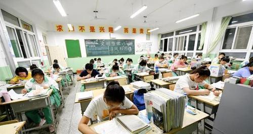 當(dāng)“雙非”標(biāo)簽成為職場入場券 學(xué)歷門檻下的求職困境與反思